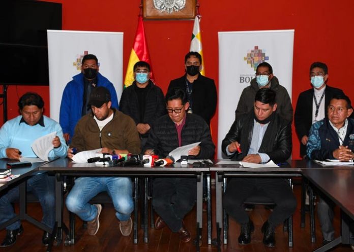 Maestros y Gobierno de Bolivia suscriben acuerdo que pone fin a protestas