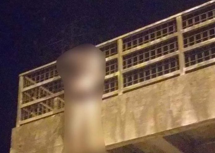 ¡Macabro! Hallan a hombre decapitado colgado en un puente en Ecuador