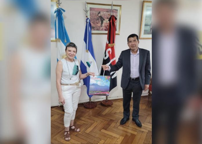 Embajada de Nicaragua en Argentina recibe visita de escritora