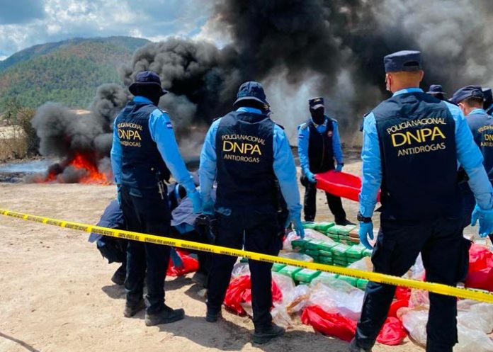 Honduras incinera 8 toneladas de cocaína incautadas a cárteles