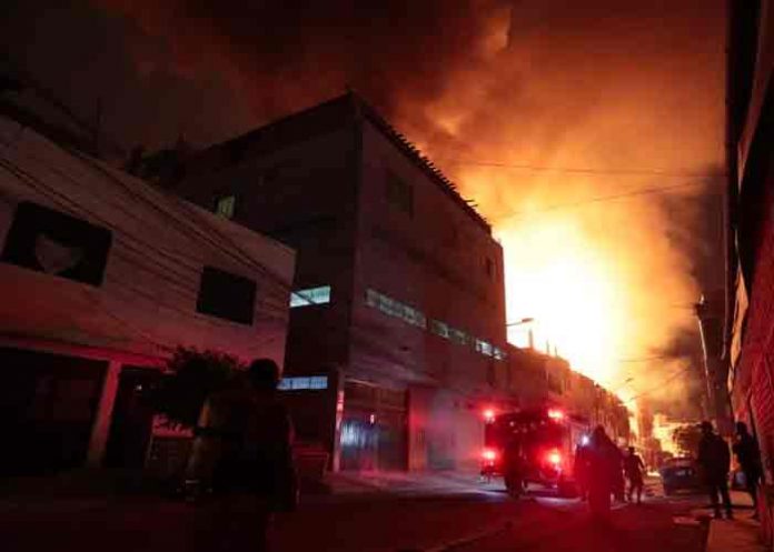 Un incendio en fábrica clandestina deja 2 heridos y 300 damnificados, Perú