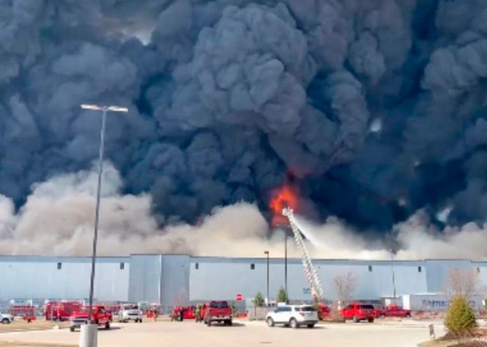 ¡Impresionante! Voraz Incendio consume almacén de Walmart en EE.UU.