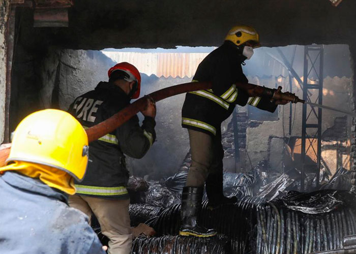 Más de 10 personas mueren en voraz incendio en una bodega en la India