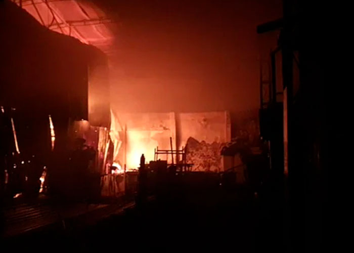 Más de 10 personas mueren en voraz incendio en una bodega en la India