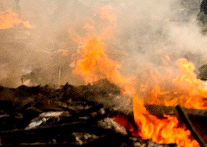 Más de 10 personas mueren en voraz incendio en una bodega en la India