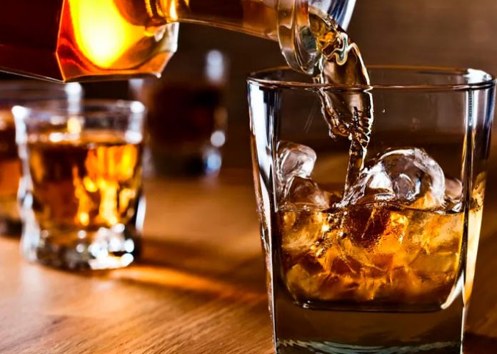 18 personas muertas por el consumo de alcohol adulterado en la India