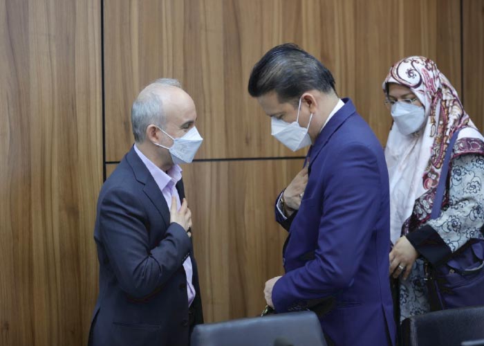 Ceremonia de donación de vacunas CovIran donada por Irán