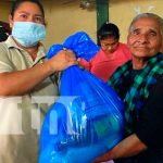Entrega de paquetes con alimentos para familias en Jalapa