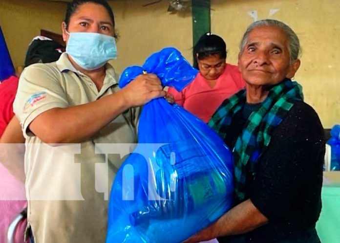 Entrega de paquetes con alimentos para familias en Jalapa