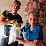Entrega de paquetes alimenticios para familias en Jinotega