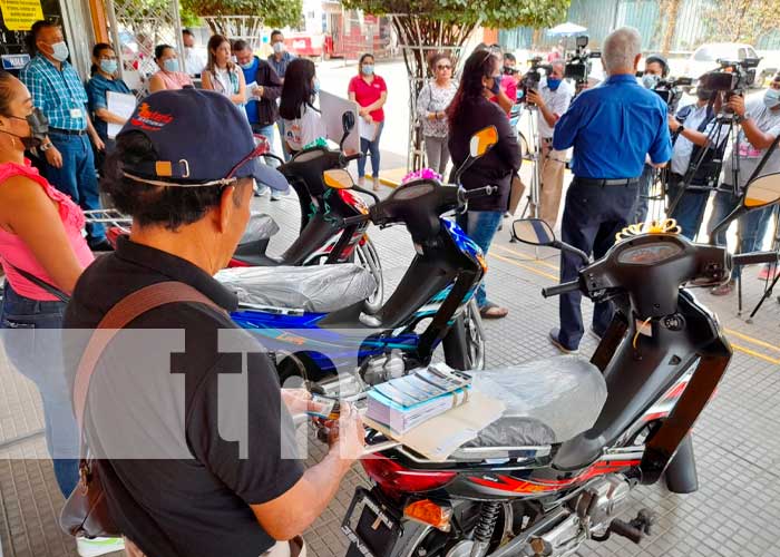 Entrega de motos por parte de la Lotería Nacional