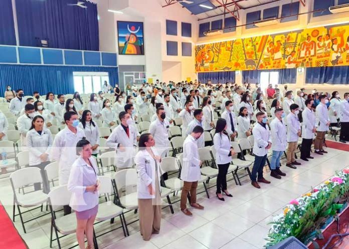 Nuevos médicos que se gradúan en Matagalpa