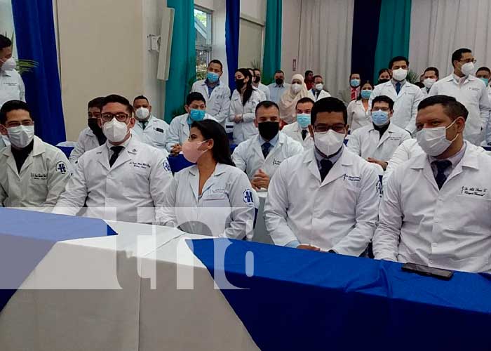 Conjunto de médicos en Nicaragua con estudios para profesionalización