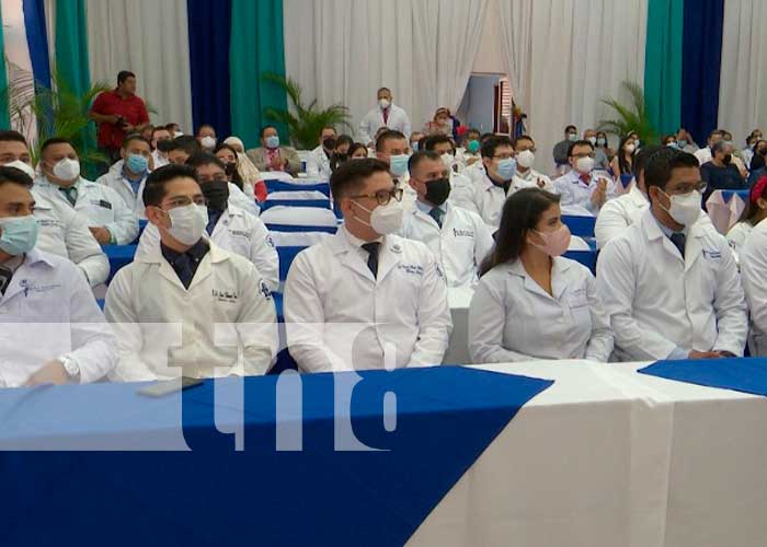 Conjunto de médicos en Nicaragua con estudios para profesionalización