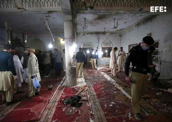 Masacre en un templo en Peshawar, Pakistán deja al menos 30 muertos