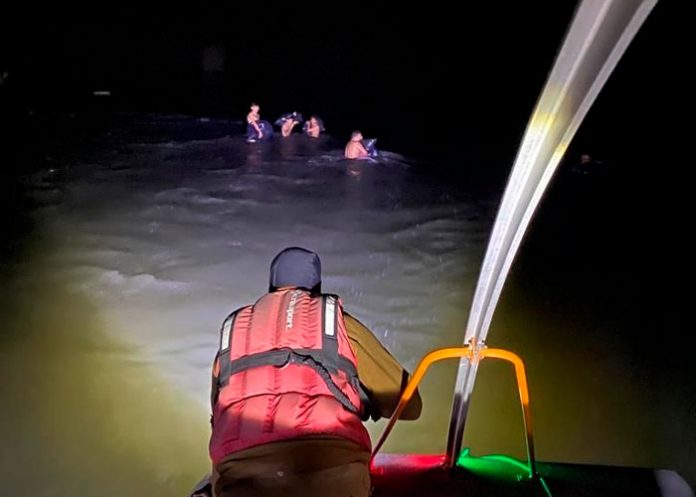 Rescatan a 18 migrantes y recuperan 2 cuerpos en el Río Bravo