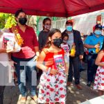 Entrega de paquetes para familias de partos múltiples en Managua