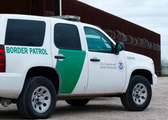 Migrante murió por camioneta que se volcó durante una persecución, EEUU