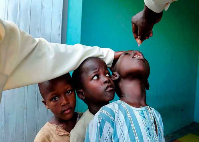 África inicia campaña de vacunación contra la polio a 23 millones de niños