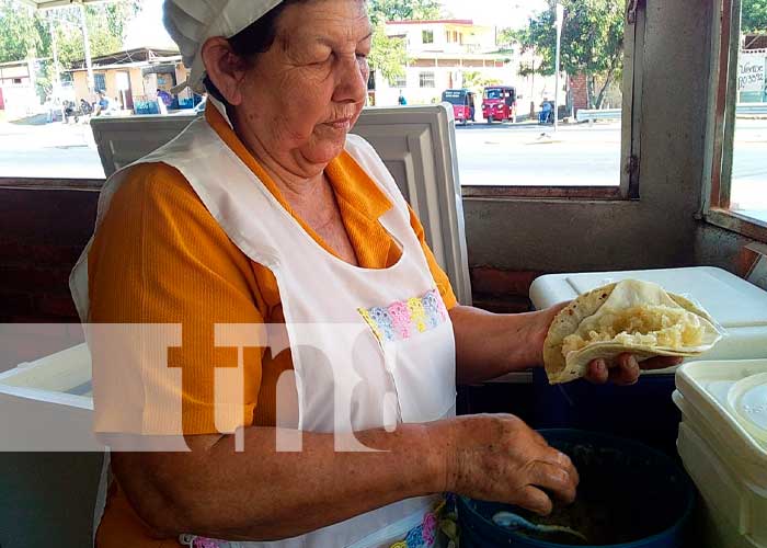 Doña Herlinda, con más de 40 años vendiendo quesillos en La Paz Centro