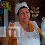 Doña Herlinda, con más de 40 años vendiendo quesillos en La Paz Centro