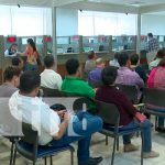 Personas retirando remesas en Nicaragua
