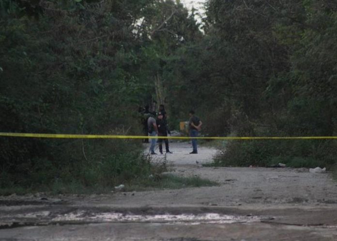Hallan restos de cinco personas en fosa clandestina de Cancún, México