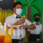 Presentación de bebidas tropicales por parte de estudiantes técnicos en Rivas