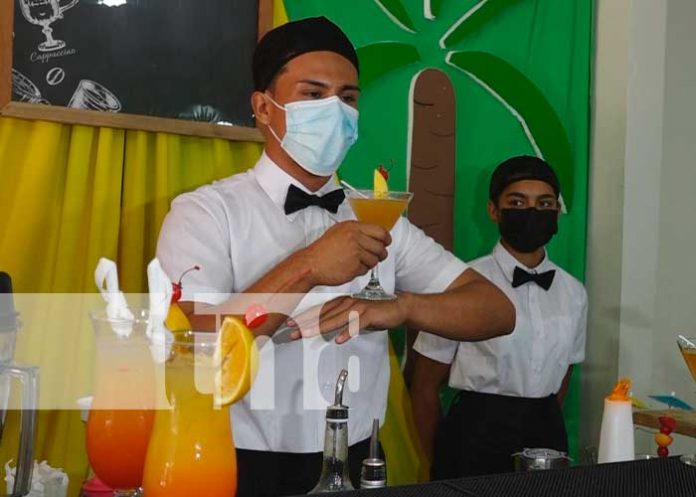 Presentación de bebidas tropicales por parte de estudiantes técnicos en Rivas