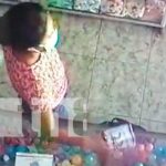 Momento del robo de celular en una tienda de Juigalpa