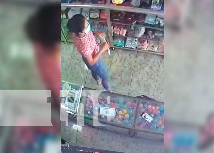 Momento del robo de celular en una tienda de Juigalpa