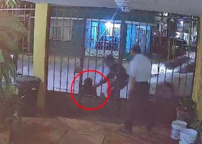 Video: Graban secuestro de una mujer frente a sus vecinos en México
