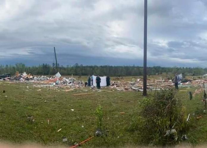 Dos muertos y casas destruidas por tornado que azotó noroeste de Florida