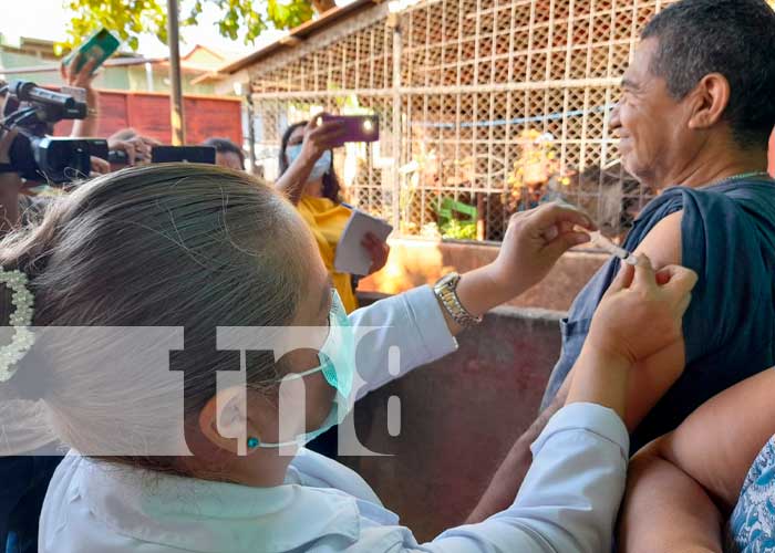 Vacunación contra el COVID-19 en barrios de Managua