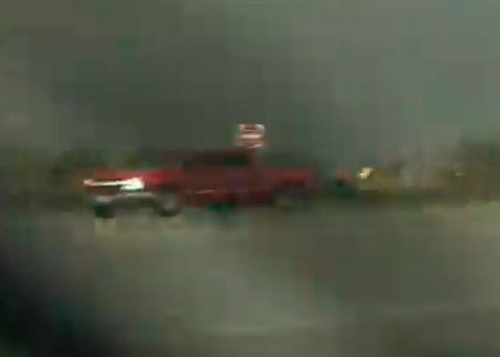 ¡Impactante! Conductor quedó atrapado por un tornado y logró escapar ileso