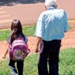 ¡Conmovedor! A sus 91 años acompaña a su bisnieta a la escuela