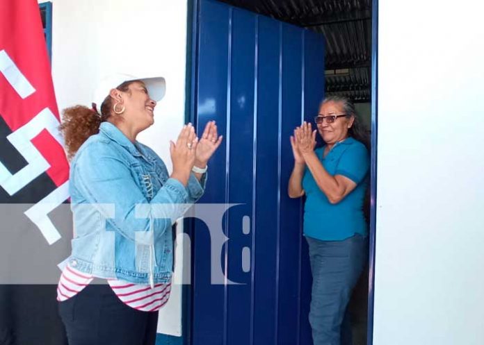 Entrega de una nueva vivienda en un barrio de Managua
