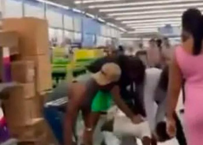 Video: Clientes evitan que mujer sea violada dentro de un Walmart, EE.UU
