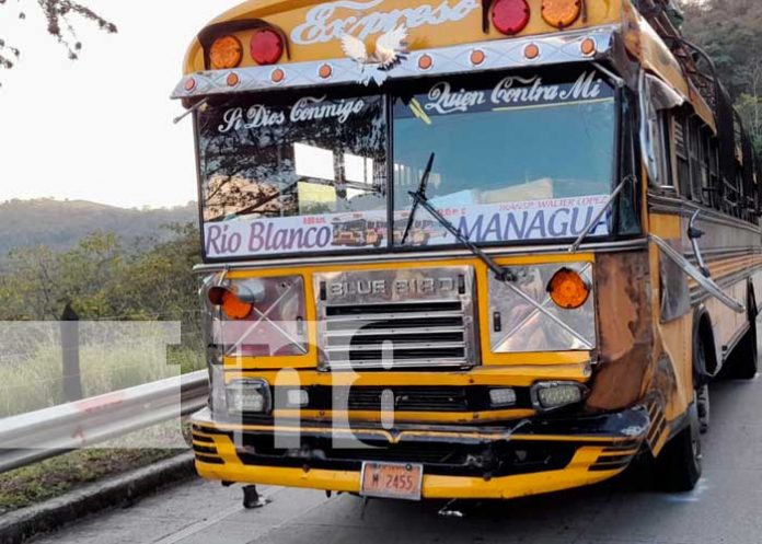 Fuerte encontronazo entre camión y bus en Carretera Matiguas-Río Blanco