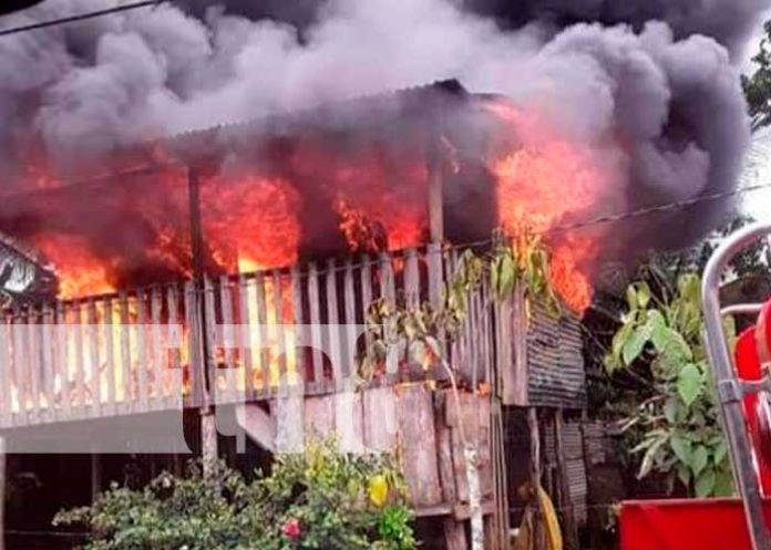 : En la calle quedó una familia en El Rama tras un fuerte incendio