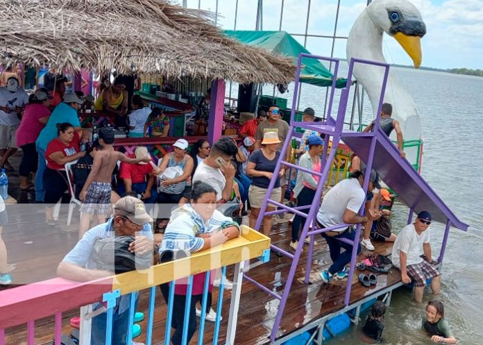 Turistas nacionales y extranjeros visitan las playas de Morrito, Río San Juan