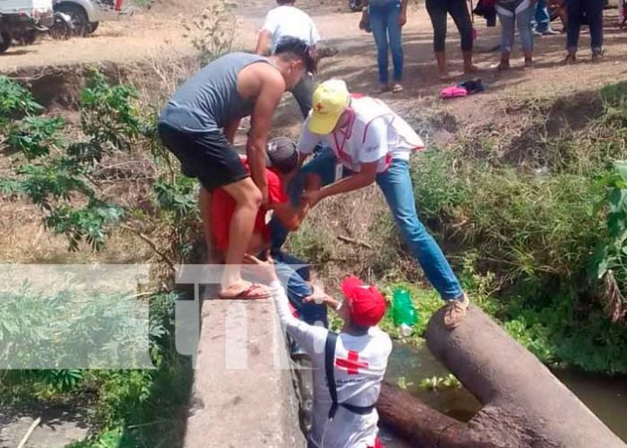 Cruzrojistas rescatan con vida a dos personas en El Salto, Juigalpa