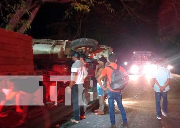 Camión de carga pesada terminó volcado en San Miguelito, Río San Juan
