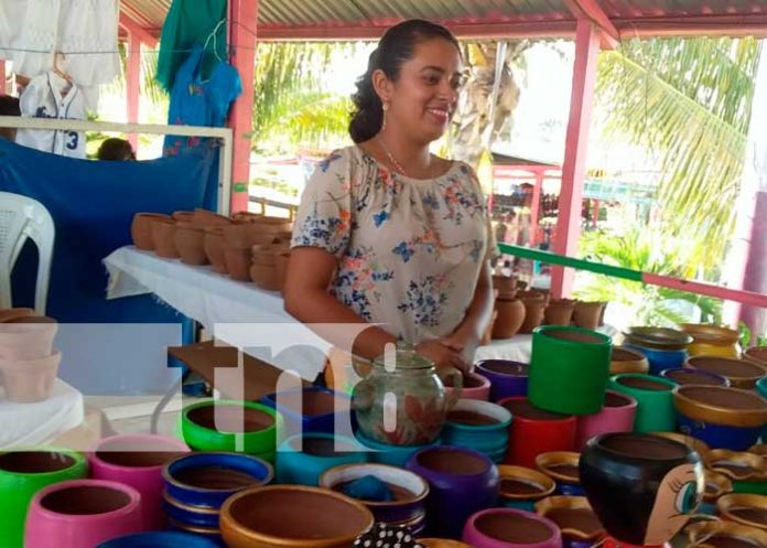 Managua: Aprenden a elaborar artesanías en el Parque de Ferias