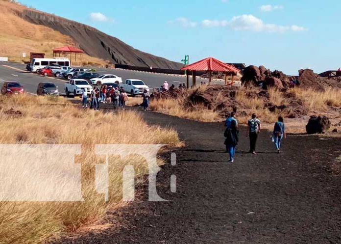 Turistas locales visitaron el Volcán Masaya y Catarina