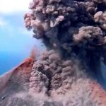 Volcán formado del Krakatoa eleva las alertas en Indonesia