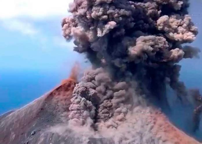 Volcán formado del Krakatoa eleva las alertas en Indonesia