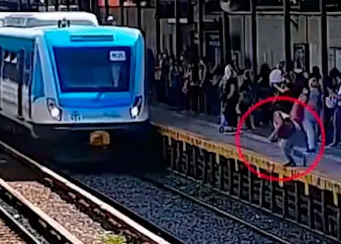 Intenta suicidarse lanzándose al tren y la rescatan