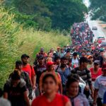 México disuelve caravana de migrantes y detiene a más de 700 personas