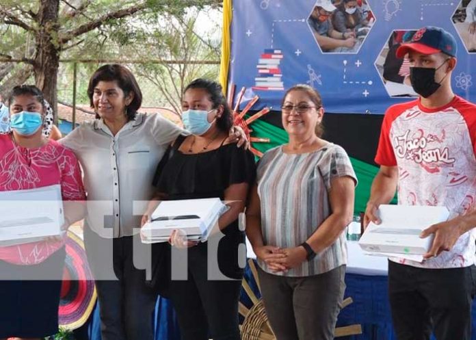 estudiantes reconocidos de Estelí reciben honores
